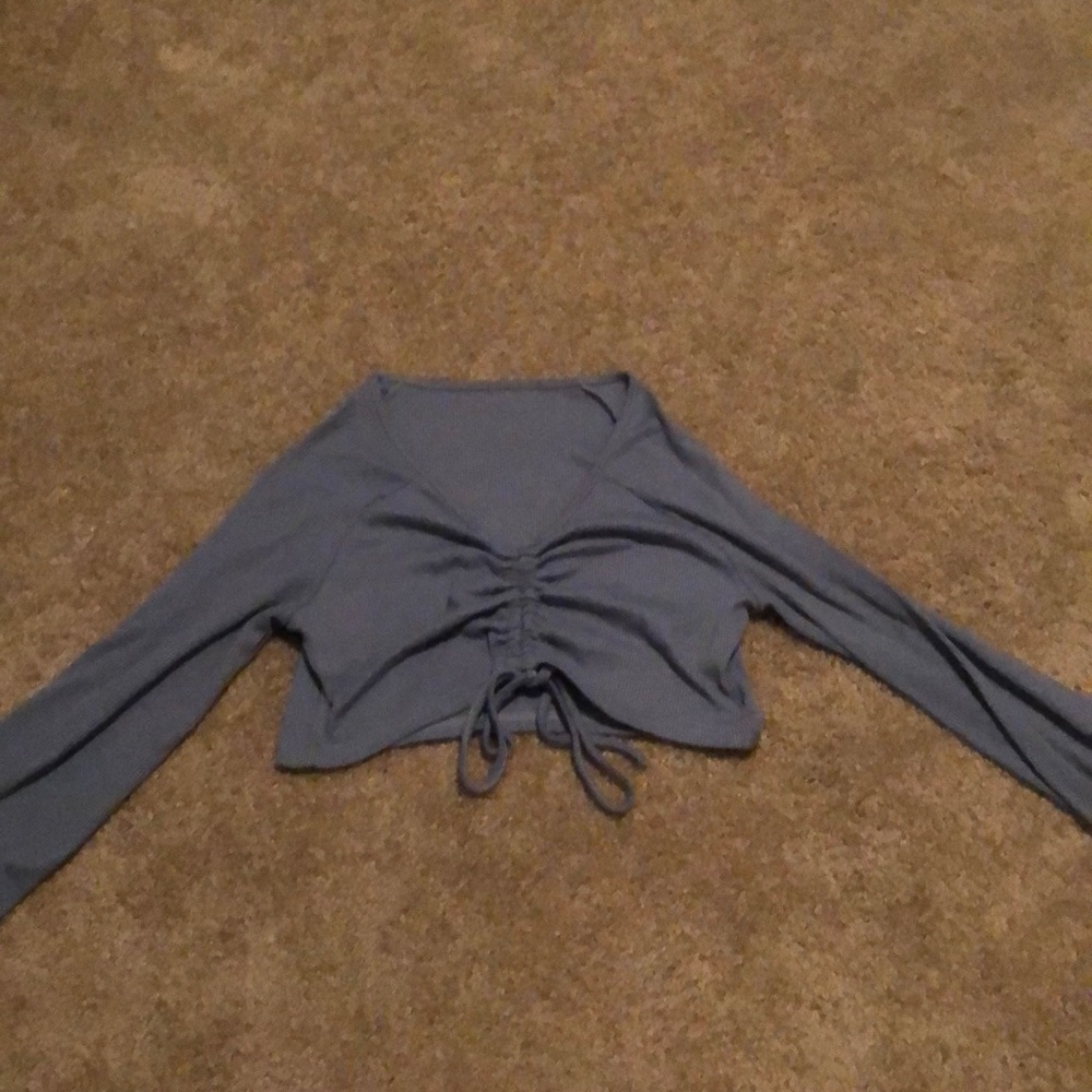 Blue long-sleeve crop top